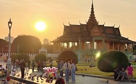 Skyhotel Phnom Penh Riverside - In Front Of Royal Palace